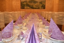 Stůl prostřený pro menší počet svatebčanů, tentokrát ve fialovém provedení